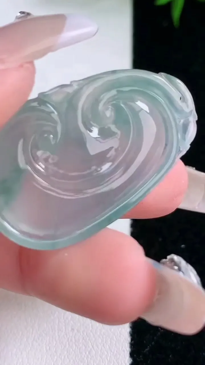 天然A货翡翠种飘花如意吊坠，尺寸35.7-21.6-6，重量:8.89g
2月2日