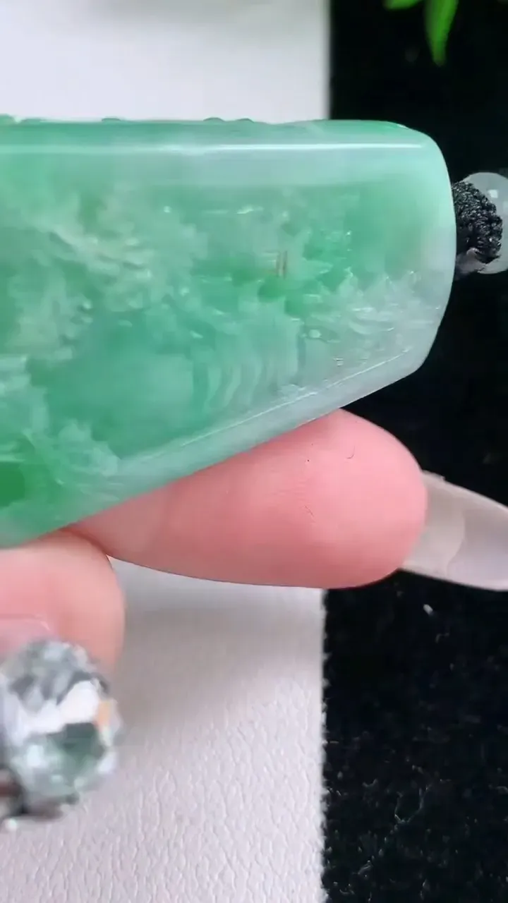 天然A货翡翠山水牌吊坠，尺寸47.4-28-8，重量:24.26g
2月2日