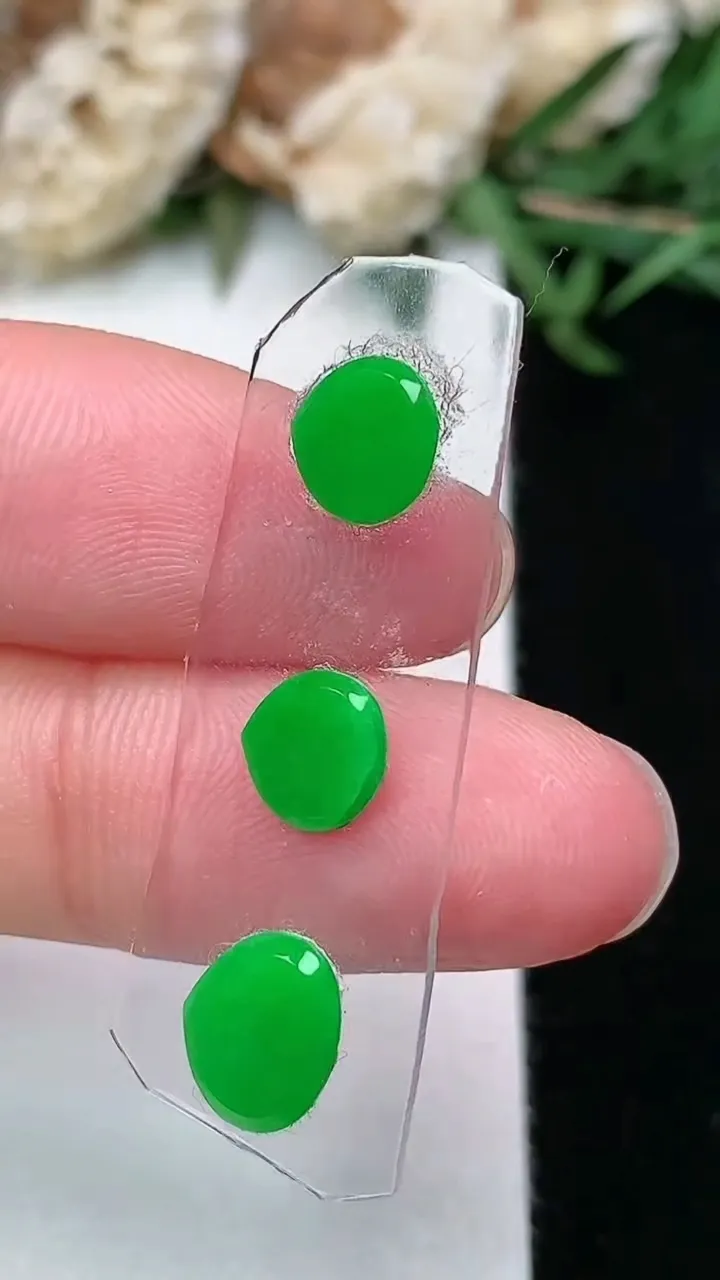 天然A货翡翠水滴镶嵌件一手，尺寸8-6.5-2.2，重量:0.98g
2月2日