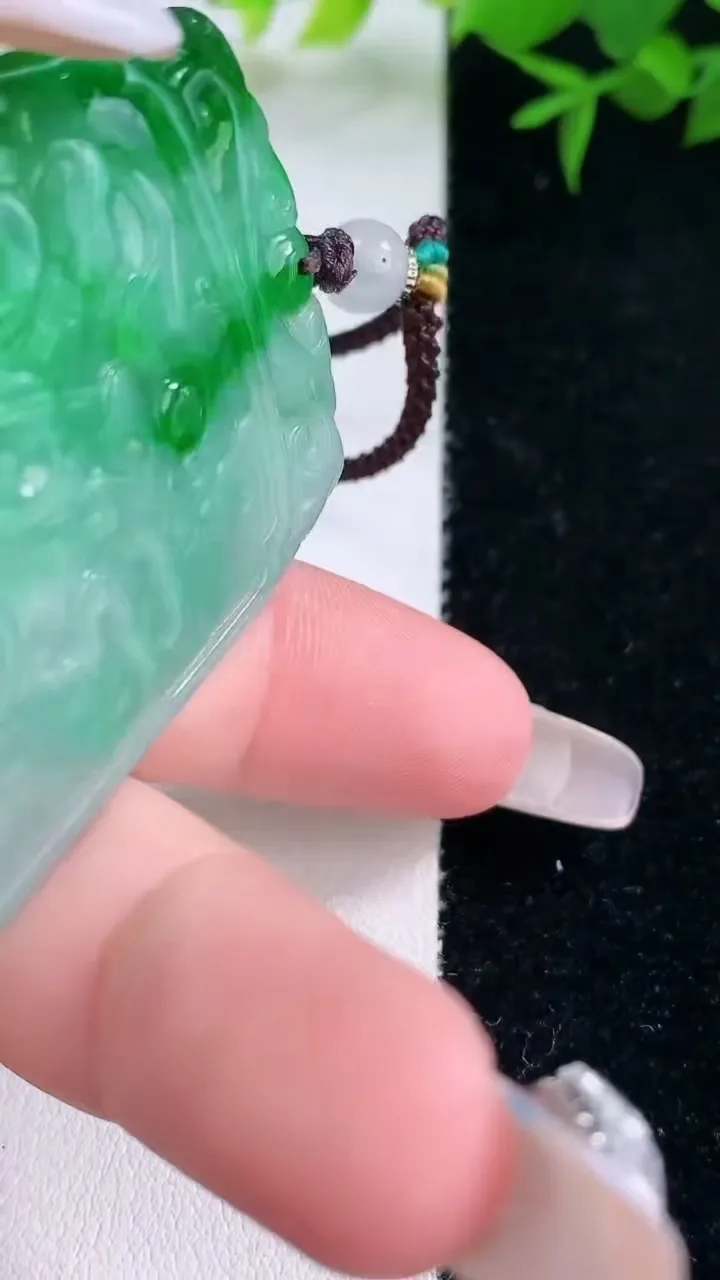 天然A货翡翠鸟语花香吊坠，尺寸56.2-42-6，重量:35.74g
2月2日