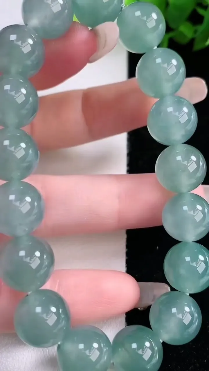 天然A货翡翠圆珠手串，尺寸12-17颗，重量:49.24g2月2日
工厂直销收藏佳品,种好水足，色泽均匀，有种有色，上手高大气！