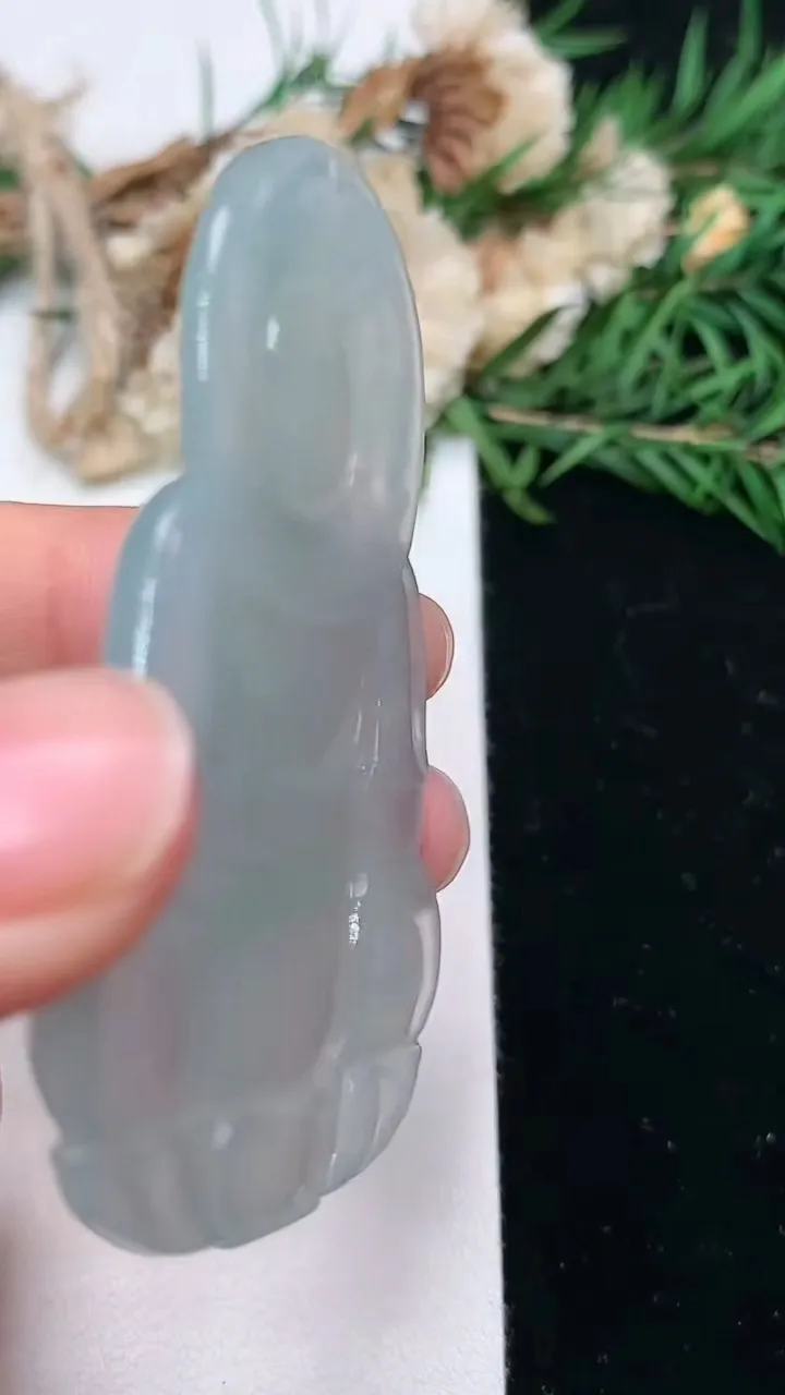 天然A货翡翠观音菩萨吊坠，尺寸57.3-38.2-5.5，重量:20.59g
2月2日