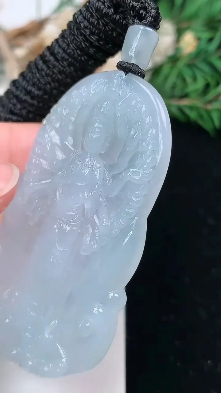 天然A货翡翠白冰千手观音吊坠，尺寸57.2-33.3-5.6，重量:23.54g
2月2日