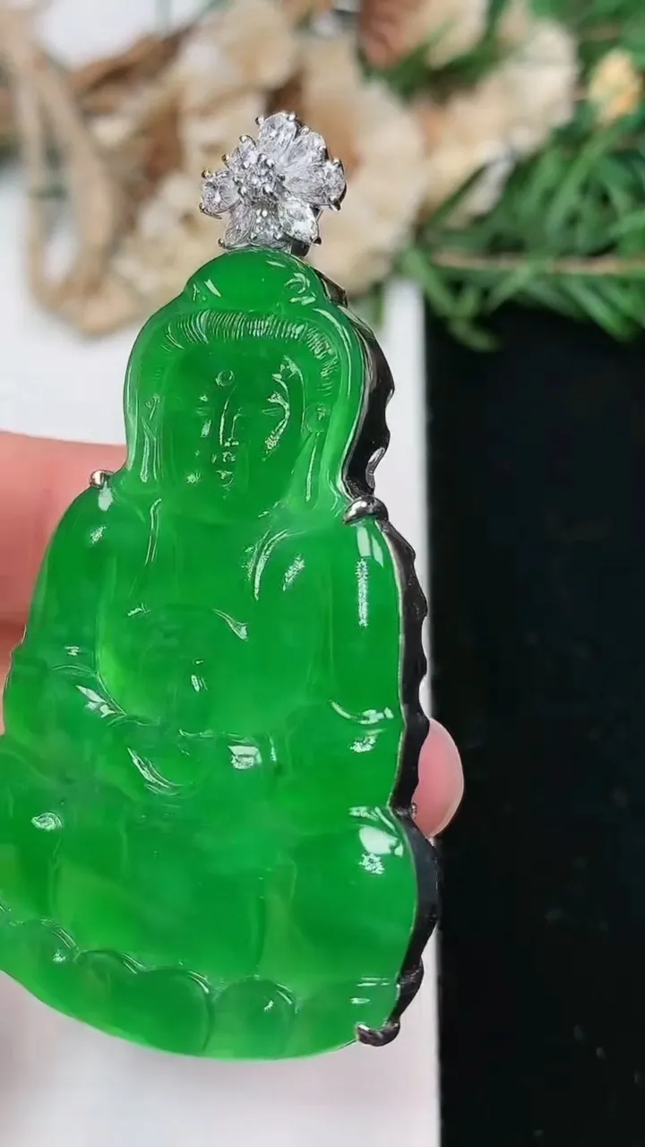 天然A货翡翠观音菩萨吊坠，尺寸49.8-33.2-10，重量:20.04g
2月2日