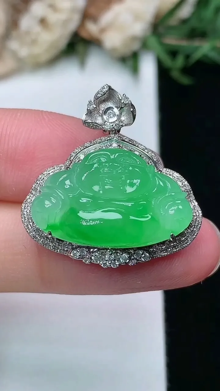 天然A货翡翠佛公吊坠，尺寸24.9-24-9.7，裸石12.6-20.7，重量:5.15g
2月2日