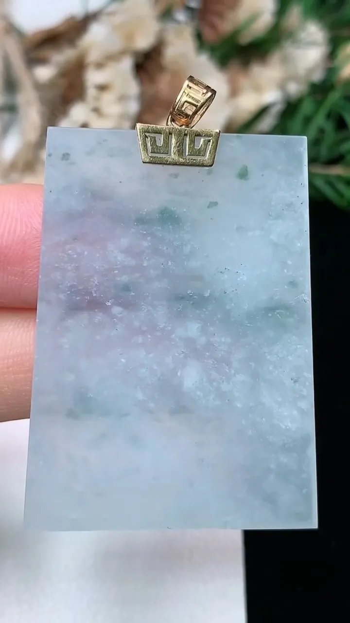 天然A货翡翠飘花无事牌吊坠，尺寸42.2-31.4-2.6，重量:11.37g
2月2日