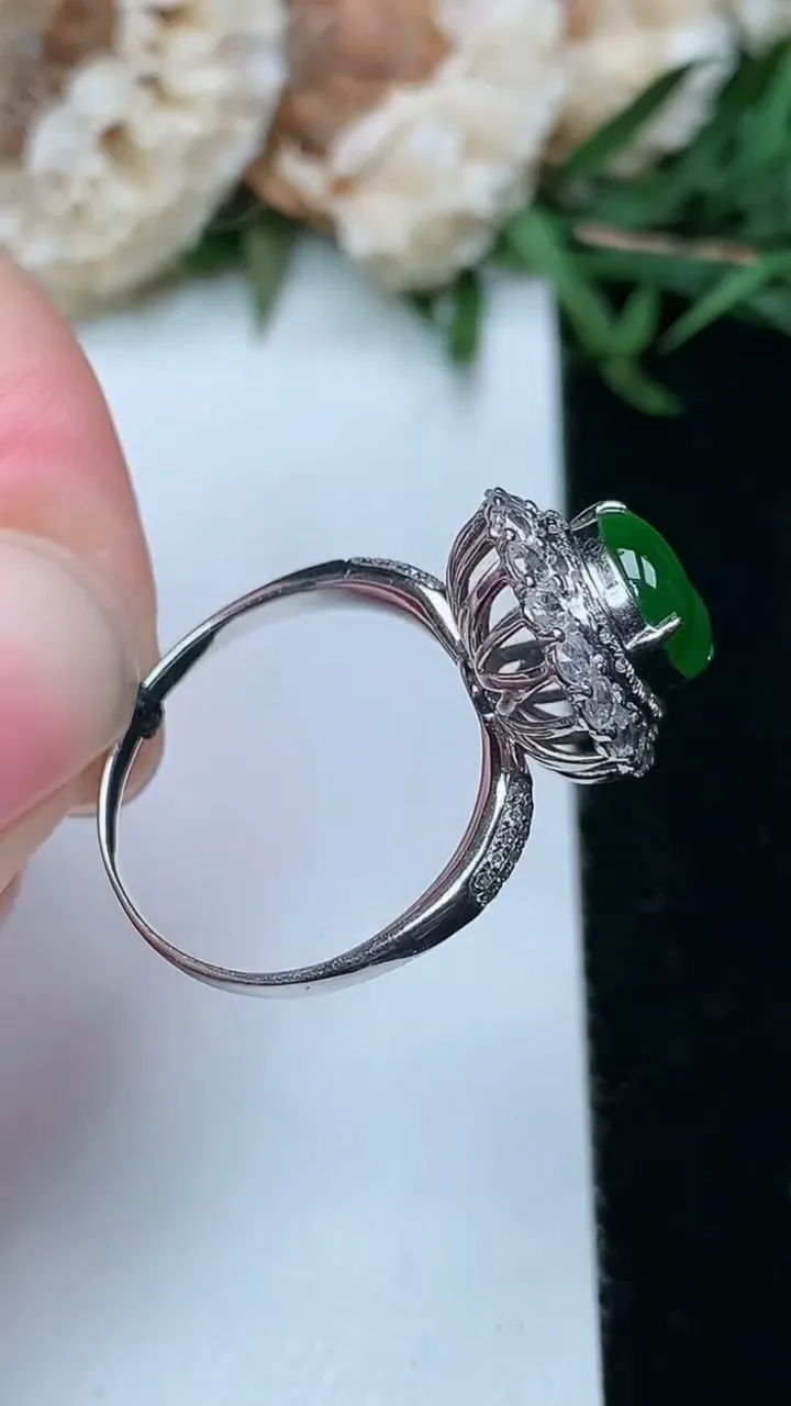 天然A货翡翠葫芦戒指，尺寸17.5-9.2-7，重量:3.26g2026年2月2日
工厂直销收藏佳品,种好水足，色泽均匀，有种有色，上手高大气！