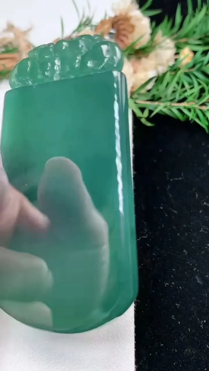 天然A货翡翠蓝水无事牌吊坠，尺寸75.9-43.3-5.6，重量:51.80g
2月2日