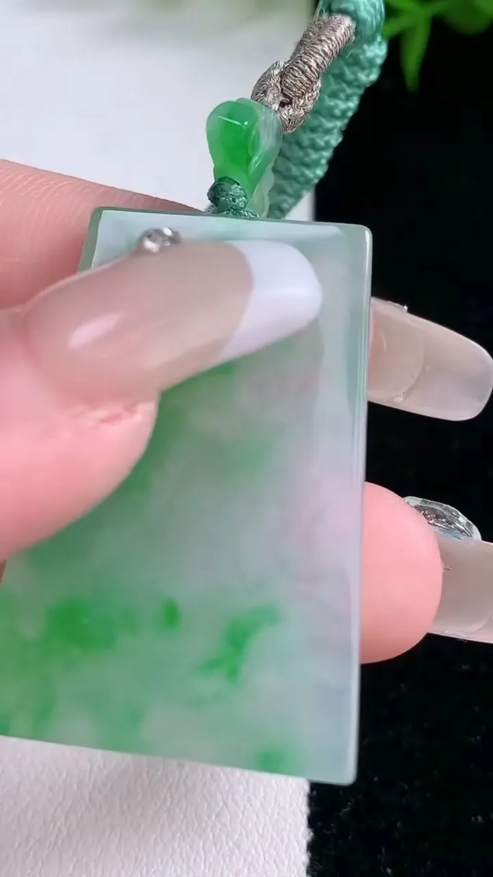 天然A货翡翠无事牌吊坠，尺寸37.4-24-2.6，重量:10.54g
2月2日