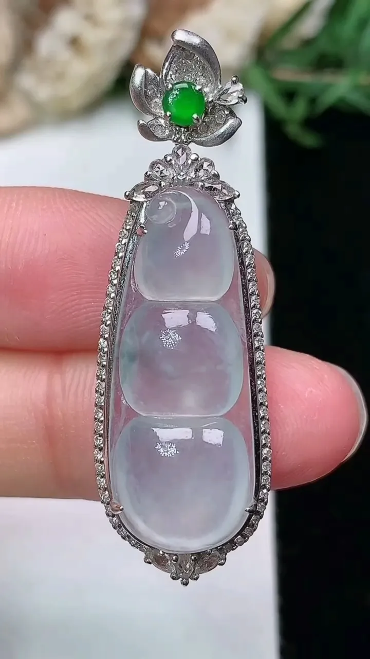 天然A货翡翠飘花福豆吊坠，尺寸42-13.7-8.9，裸石27.6-11，重量:5.16g
2月2日