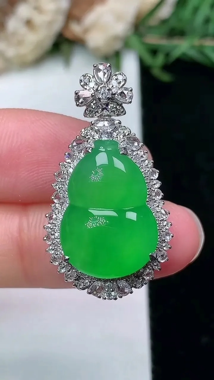 天然A货翡翠葫芦吊坠，尺寸30.8-17-11，裸石17.2-12.2，重量:5.30g
2月2日，