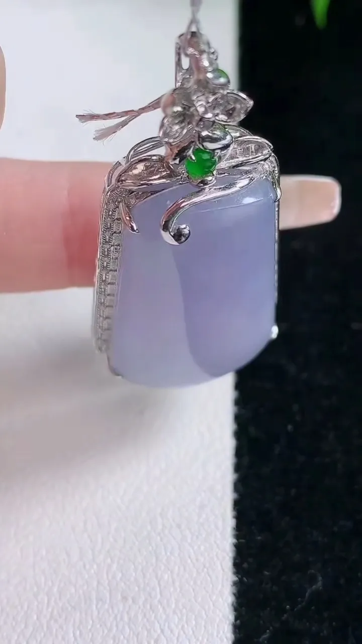 天然A货翡翠18K金紫罗兰无事牌吊坠，尺寸44-20.5-9.4，裸石29.7-19重量:8.95g
2月2日