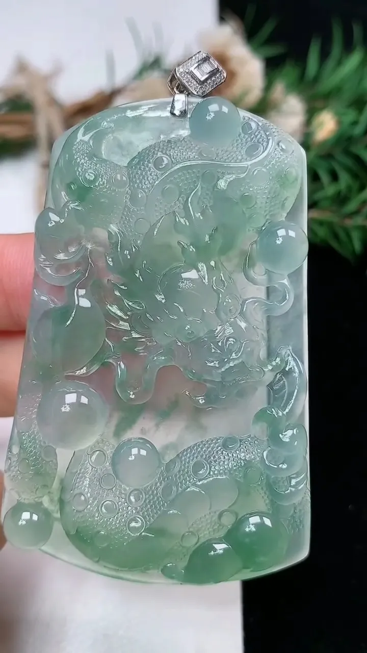 天然A货翡翠龙牌吊坠，尺寸62.5-40.5-6.5，重量:32.00g
2月2日