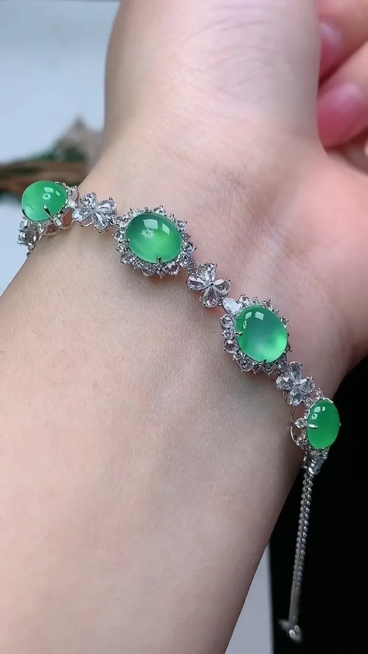 天然A货翡翠蛋面手链，尺寸7.9-6.8，重量:5.42g
2月2日