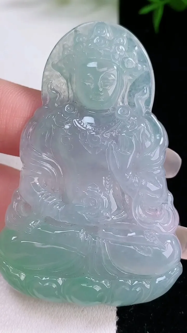 天然A货翡翠度母观音吊坠，尺寸61.3-38.6-5，重量:23.59g
2月2日