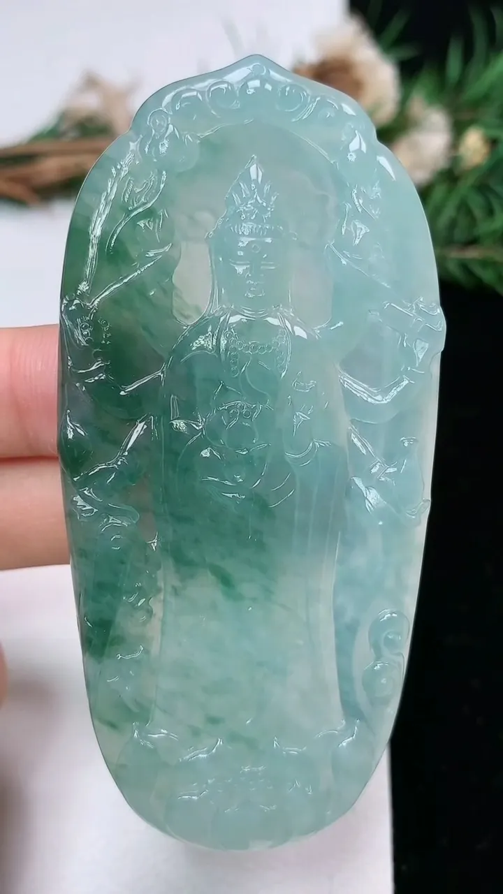 天然A货翡翠飘花千手观音吊坠，尺寸78.5-37.2-5.2，重量:33.00g
2月2日