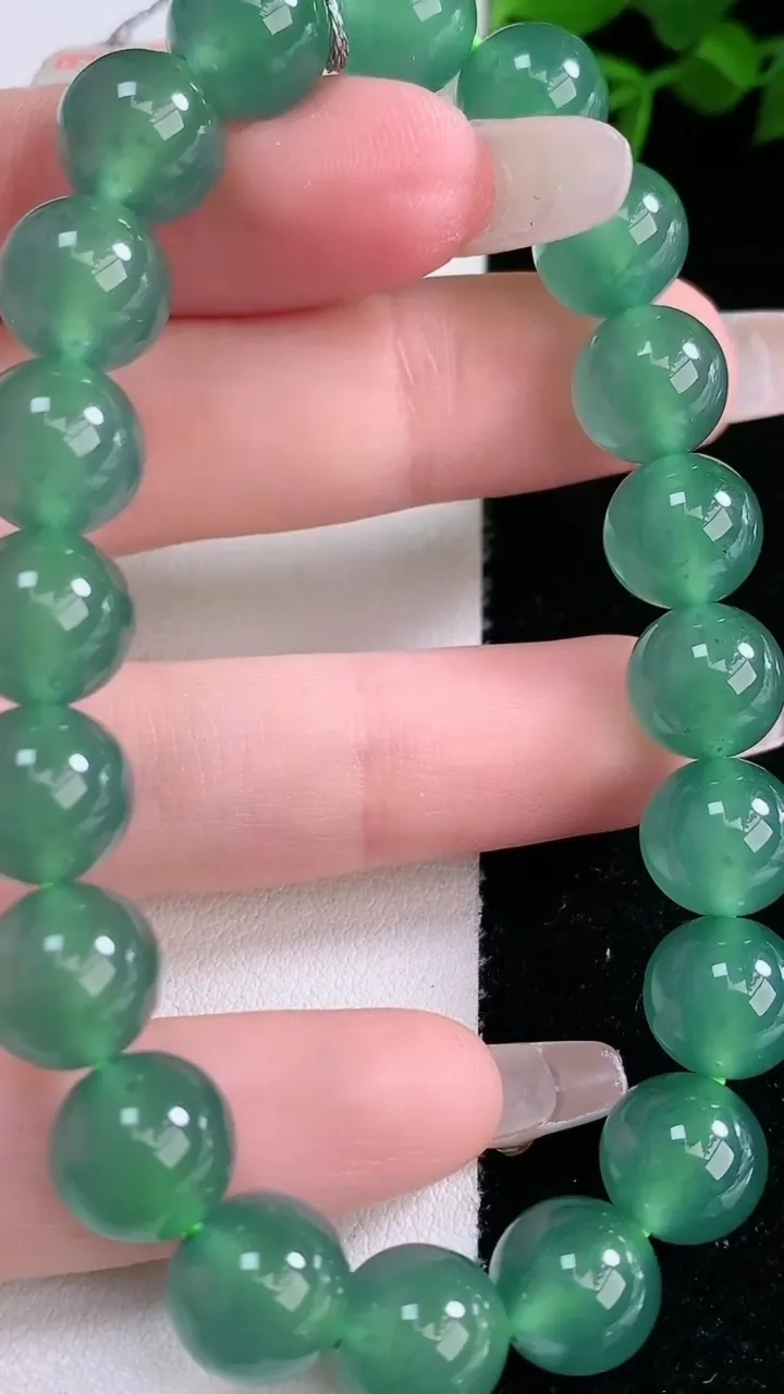 天然A货翡翠圆珠手串，尺寸9.8-20颗，重量:32.93g2月2日
工厂直销收藏佳品,种好水足，色泽均匀，有种有色，上手高大气！