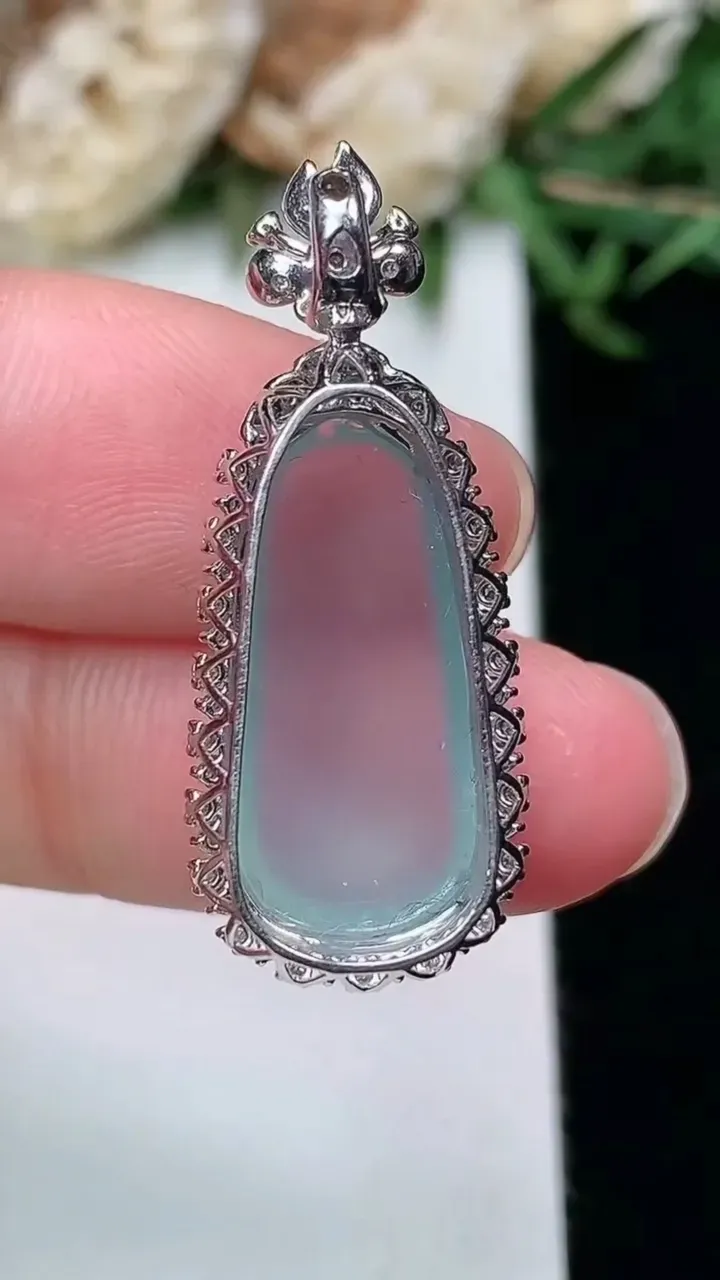 天然A货翡翠福瓜吊坠，尺寸31-12.3-9.6，裸石19.9-9.5
2月2日