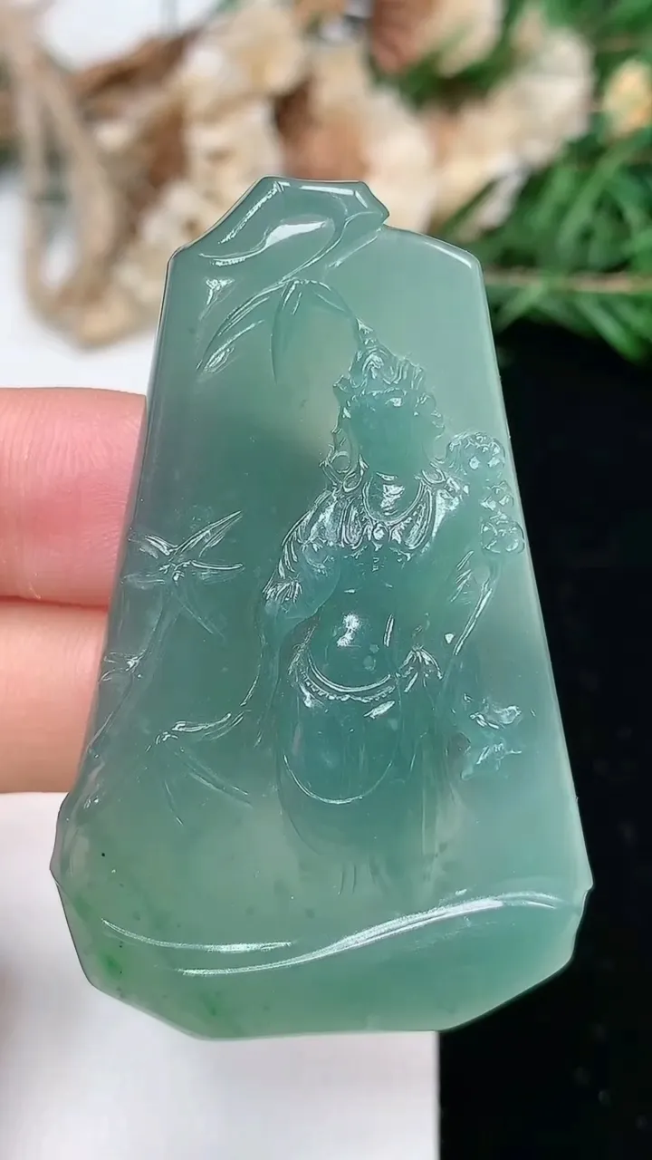 天然A货翡翠蓝水大势至观音菩萨吊坠，尺寸50.5-32.3-5.3，重量:17.02g
2月2日