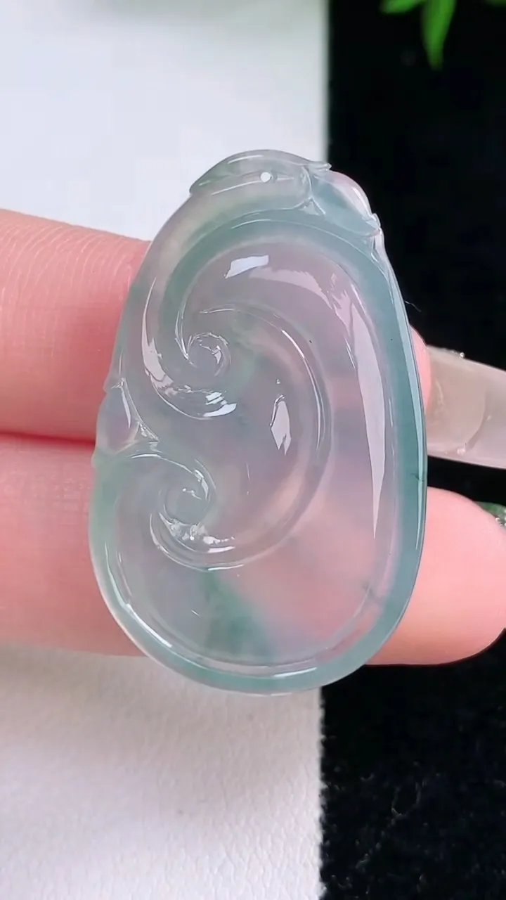 天然A货翡翠种飘花如意吊坠，尺寸35.7-21.6-6，重量:8.89g
2月2日