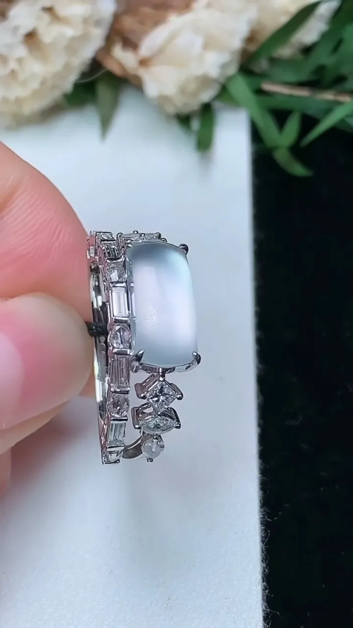 天然A货翡翠白冰马鞍戒指，尺寸17.2-11.7-5.3，重量:3.69g2026年2月2日
工厂直销收藏佳品,种好水足，色泽均匀，有种有色，上手高大气！