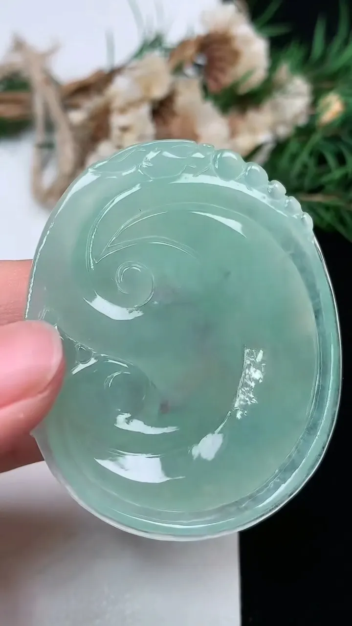 天然A货翡翠如意吊坠，尺寸51-42.6-5.9，重量:22.03g
2月2日