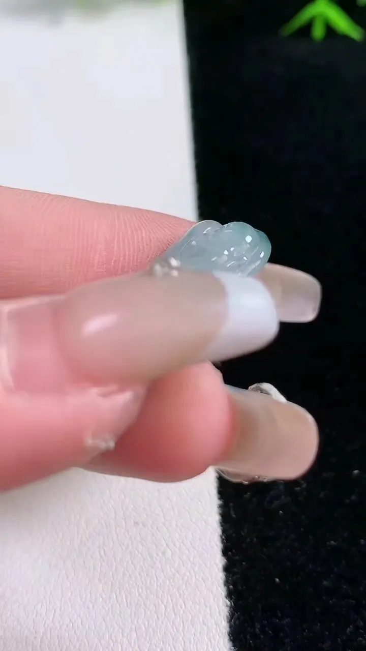 天然A货翡翠飘花布袋佛吊坠，尺寸32-18-4.8，重:4.47g
2月2日