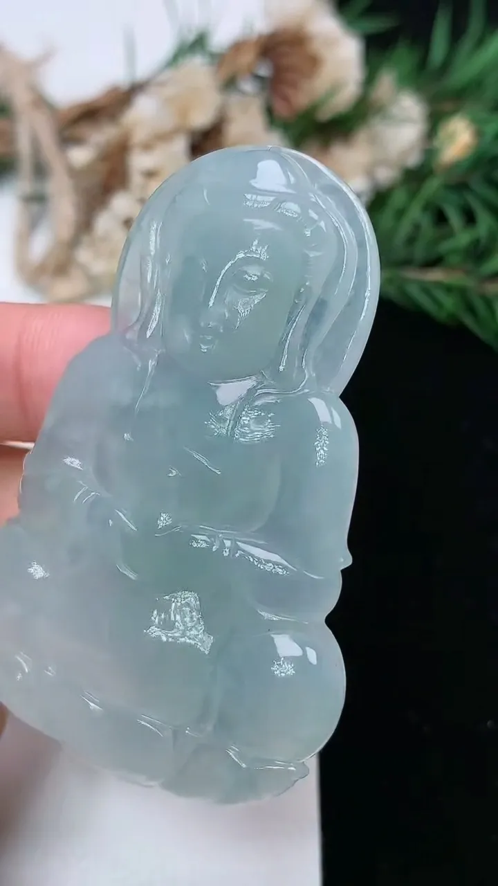 天然A货翡翠观音菩萨吊坠，尺寸57.3-38.2-5.5，重量:20.59g
2月2日