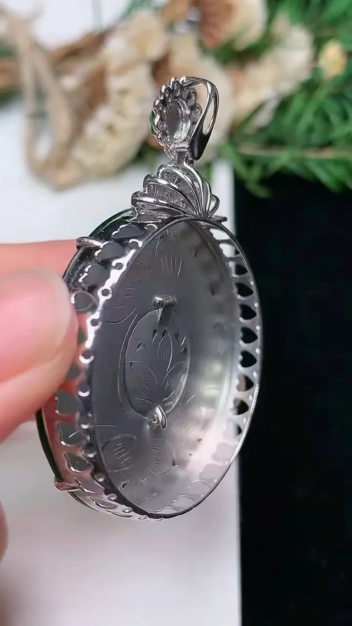 天然A货翡翠龙牌吊坠，尺寸34.9-7.9，重量:10.19g
2月2日