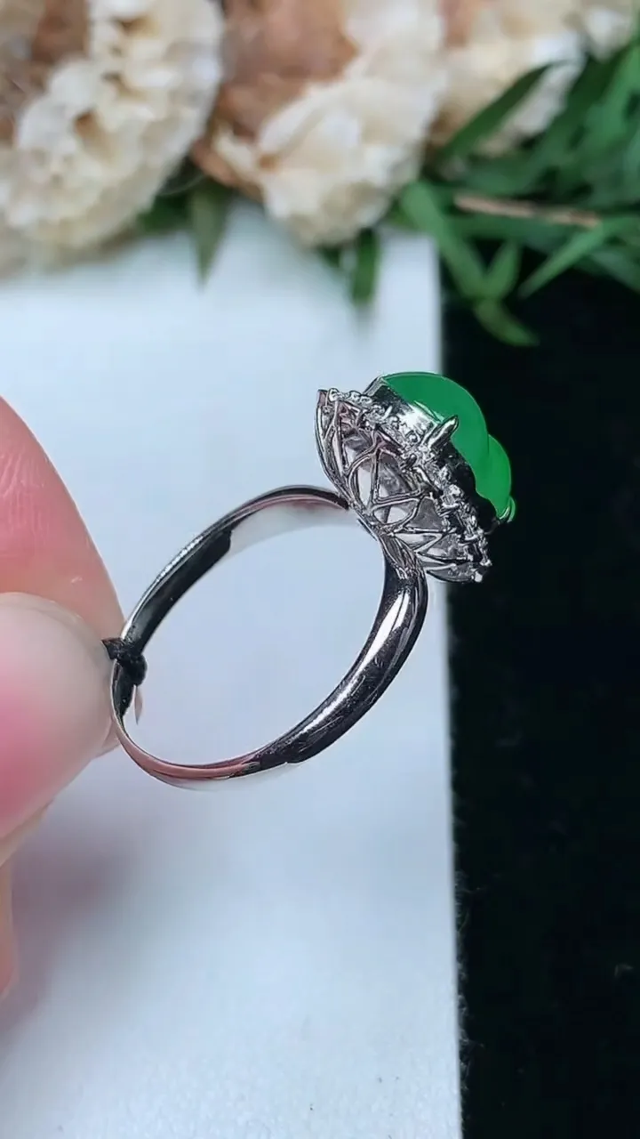 天然A货翡翠葫芦戒指，尺寸17.3-11.4-8，重量:3.10g2026年2月2日
工厂直销收藏佳品,种好水足，色泽均匀，有种有色，上手高大气！