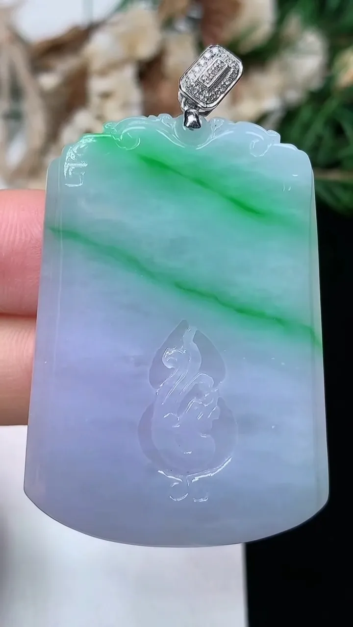 天然A货翡翠k金春带彩 紫罗兰龙牌吊坠，尺寸43-31.4-5，重量:18.37g
2月2日