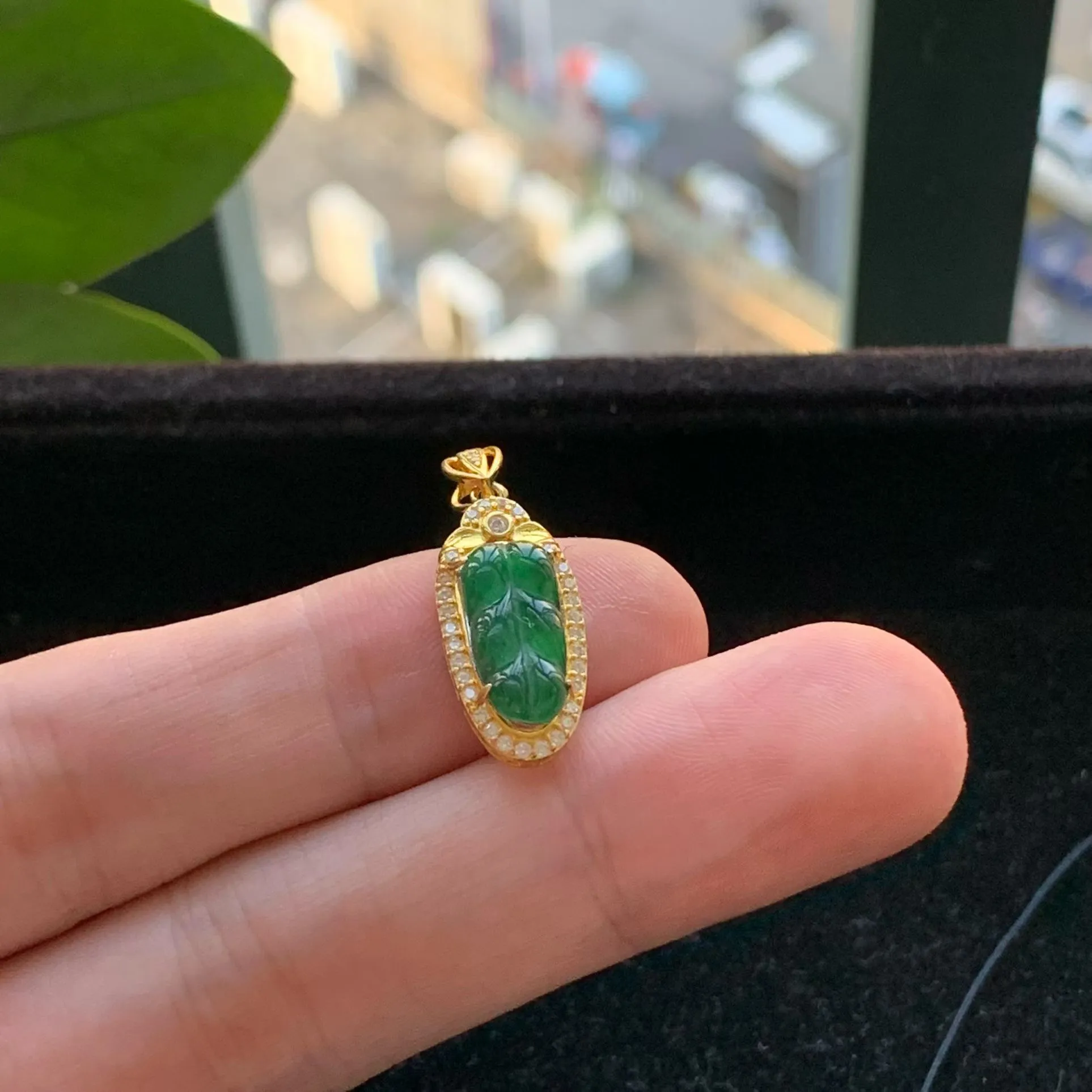 A货天然翡翠冰糯种满绿925银叶子吊坠重量1.42
2月2日