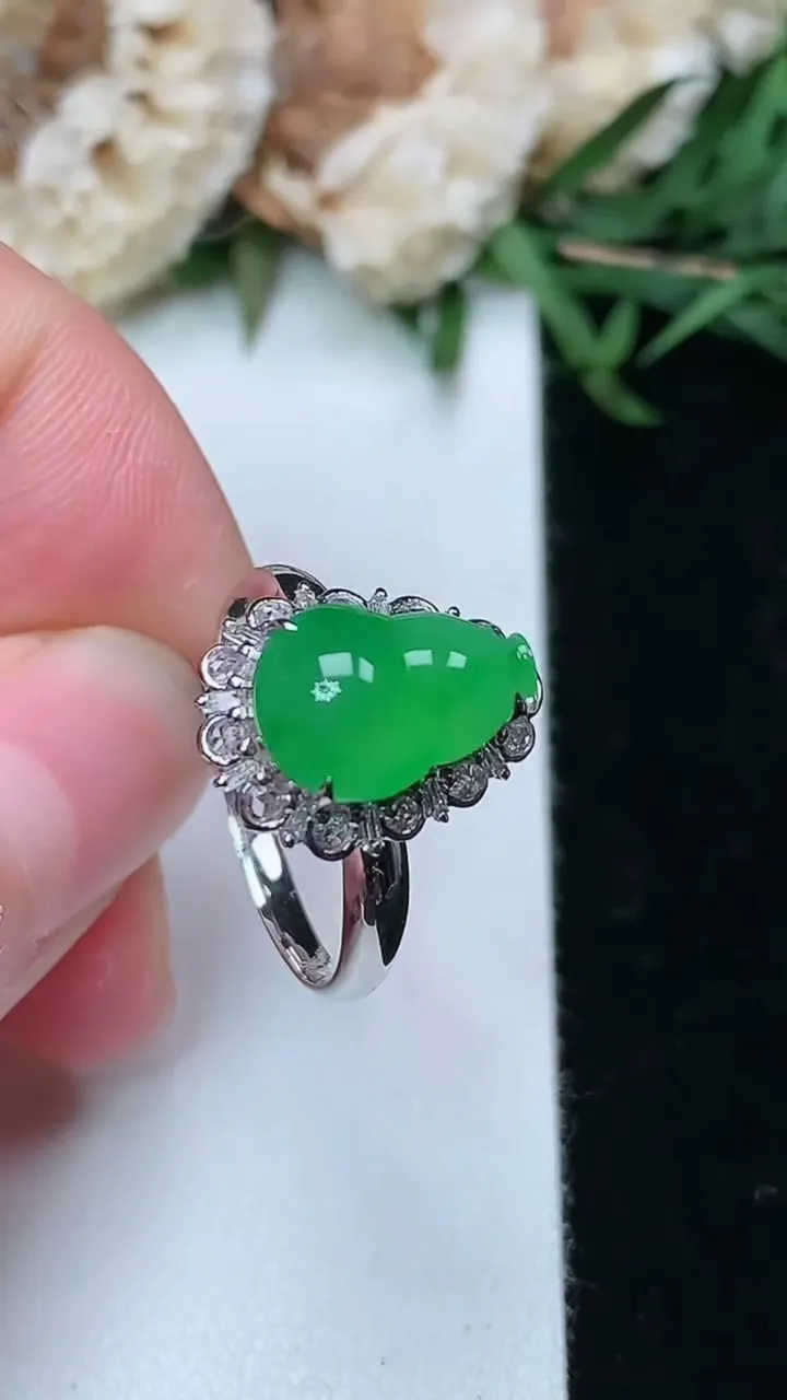 天然A货翡翠葫芦戒指，尺寸17.3-11.4-8，重量:3.10g2026年2月2日
工厂直销收藏佳品,种好水足，色泽均匀，有种有色，上手高大气！
