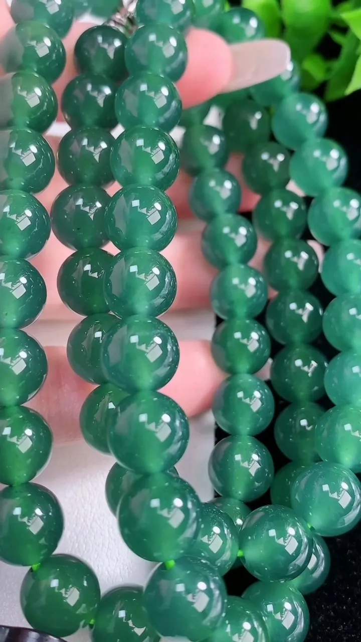 天然A货翡翠圆珠项链，尺寸10-68颗，重量:115.12g2月2日
工厂直销收藏佳品,种好水足，色泽均匀，有种有色，上手高大气！