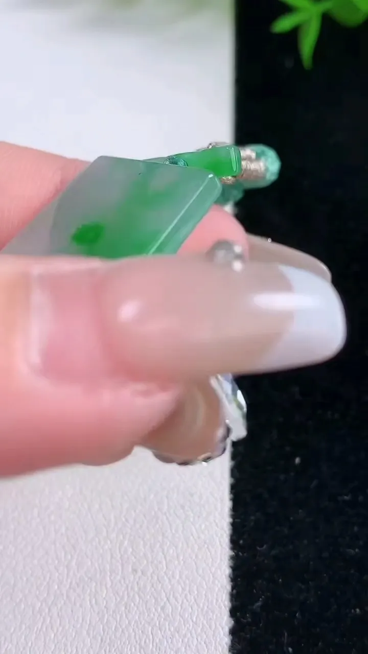 天然A货翡翠无事牌吊坠，尺寸37.4-24-2.6，重量:10.54g
2月2日