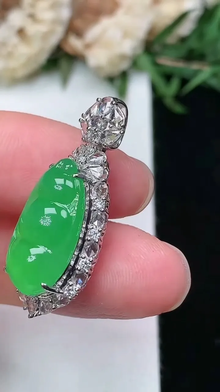 天然A货翡翠福豆吊坠，尺寸29.8-12.4-10.4，裸石17.2-9.2，重量:4.25g
2月2日