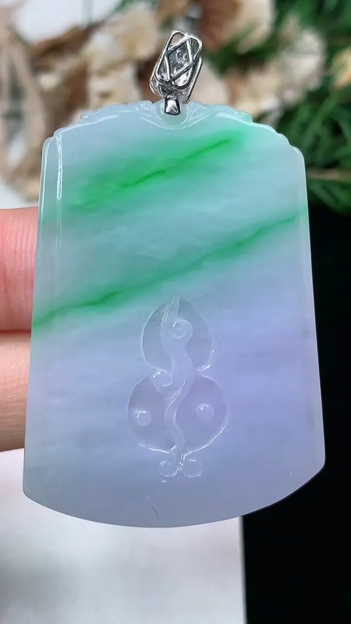 天然A货翡翠k金春带彩 紫罗兰龙牌吊坠，尺寸43-31.4-5，重量:18.37g
2月2日