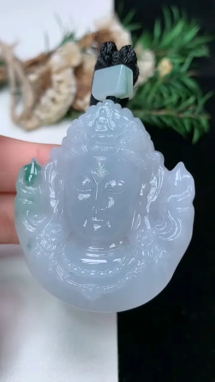 天然A货翡翠飘花观音头吊坠，尺寸49.4-44.8-11.5，重量:43.05g
2月2日