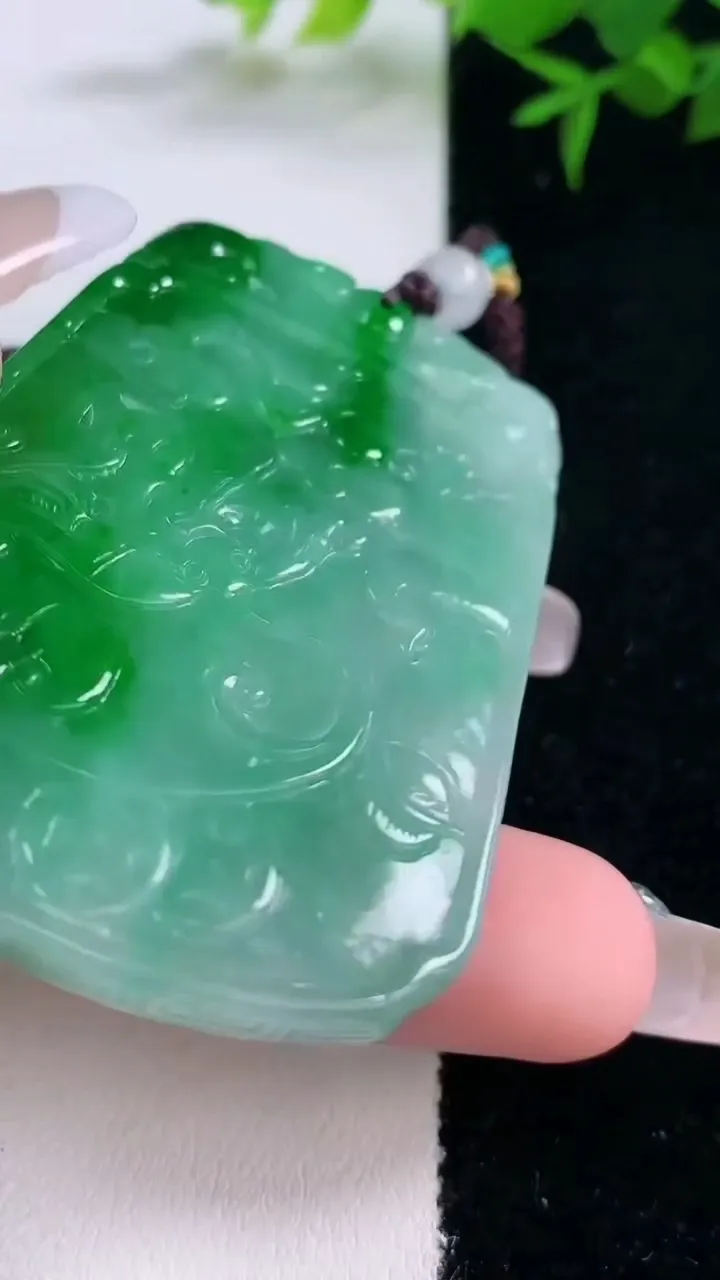 天然A货翡翠鸟语花香吊坠，尺寸56.2-42-6，重量:35.74g
2月2日