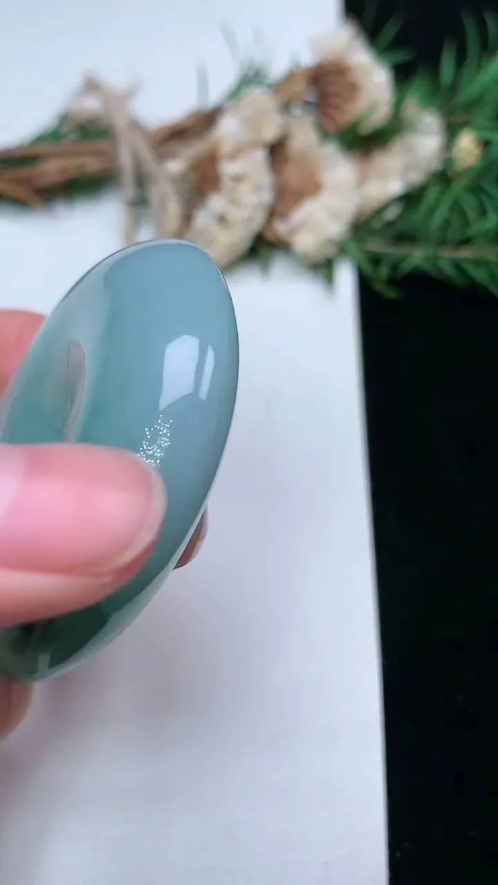 天然A货翡翠飘花平安扣吊坠，尺寸48.3-13，重量:62.26g
2月2日