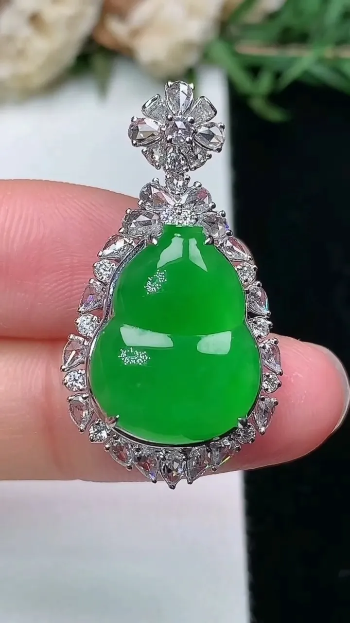 天然A货翡翠葫芦吊坠，尺寸32.4-17.7-11.4，裸石16.6-13.2，重量:4.25g
2