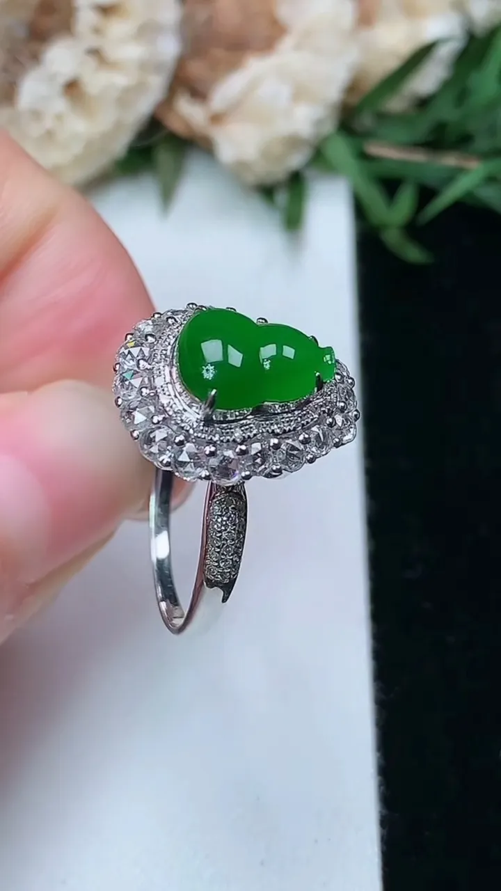 天然A货翡翠葫芦戒指，尺寸17.5-9.2-7，重量:3.26g2026年2月2日
工厂直销收藏佳品,种好水足，色泽均匀，有种有色，上手高大气！