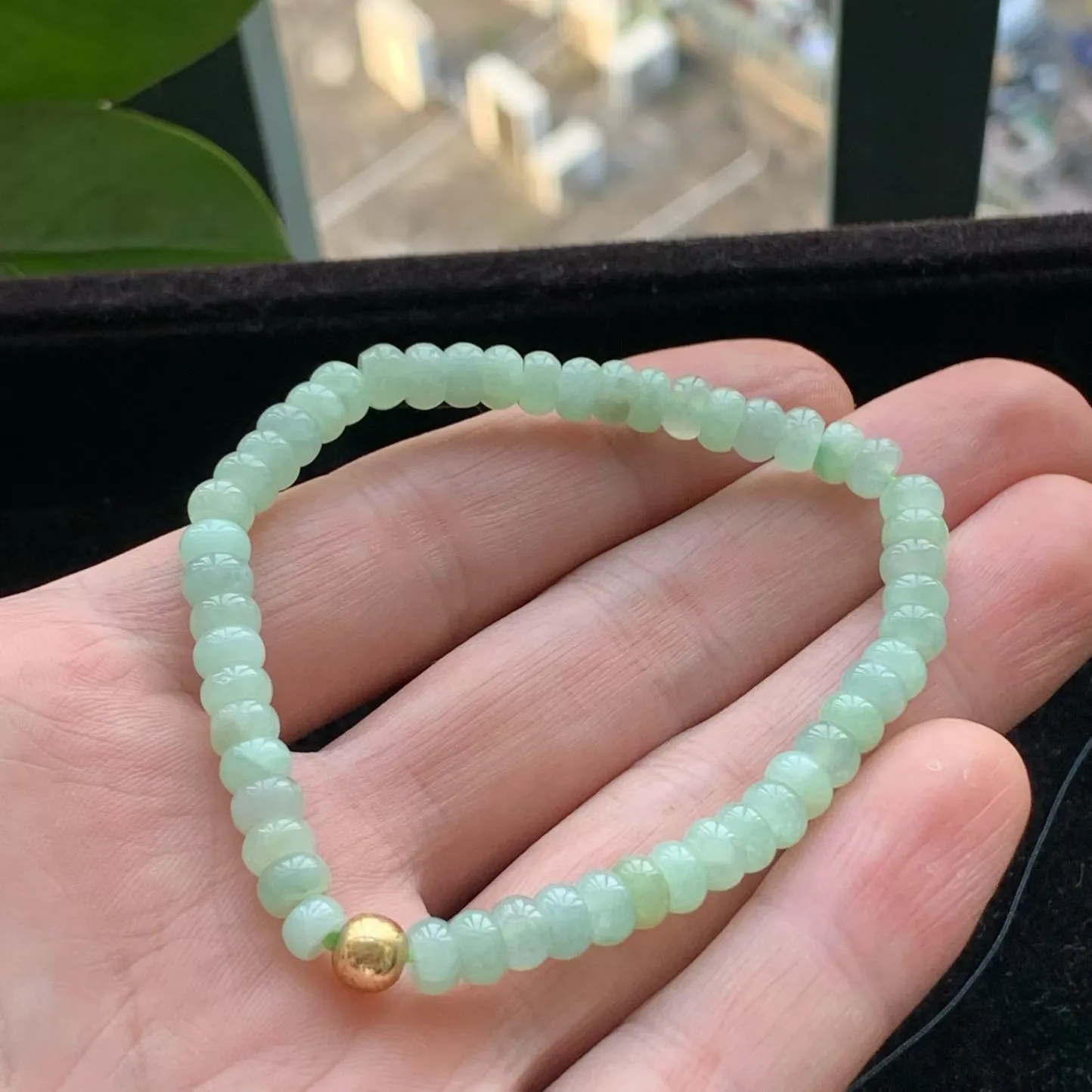 A货天然翡翠冰糯种浅绿算盘珠手链52颗重量12.67
2月2日