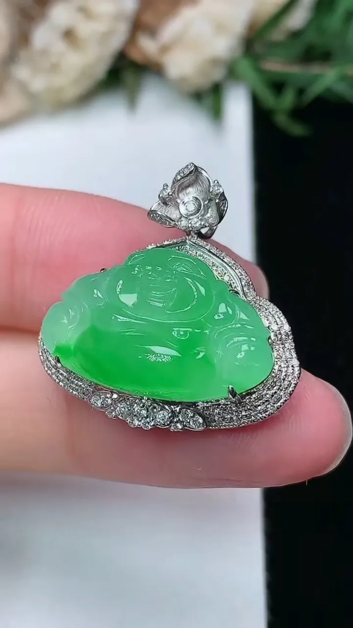 天然A货翡翠佛公吊坠，尺寸24.9-24-9.7，裸石12.6-20.7，重量:5.15g
2月2日