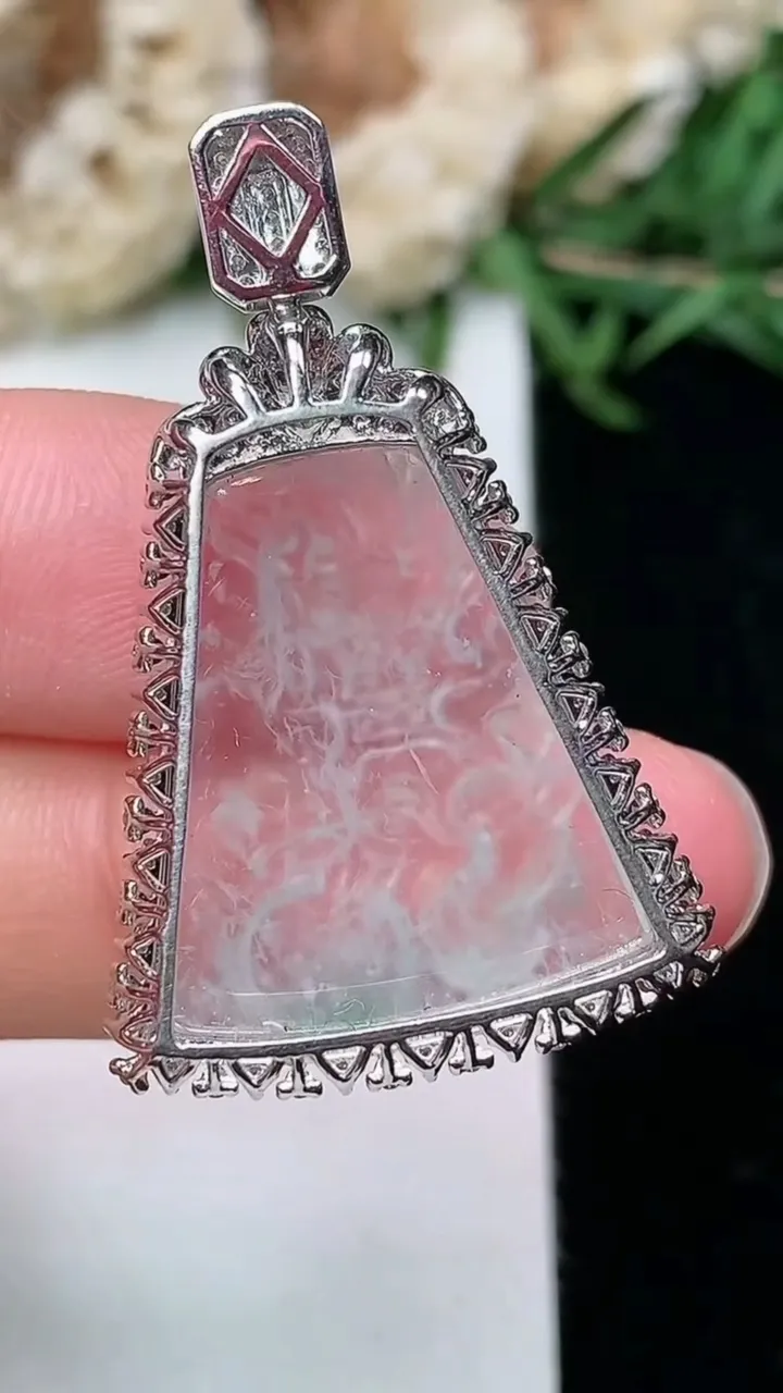 天然A货翡翠龙牌吊坠，尺寸35.5-22.6-8.3，裸石21.6-18.5，重量:5.90g
2月2日