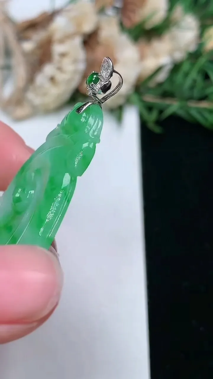 天然A货翡翠如意吊坠，尺寸48-27.3-3.8，重量:9.61g
2月2日