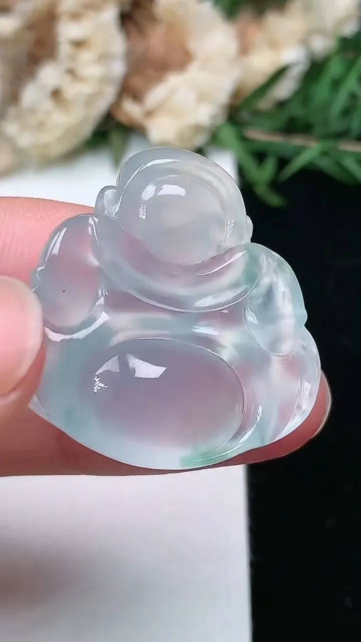 天然A货翡翠飘花佛公吊坠，尺寸28.3-29.2-7.3，重量:8.27g
2月2日