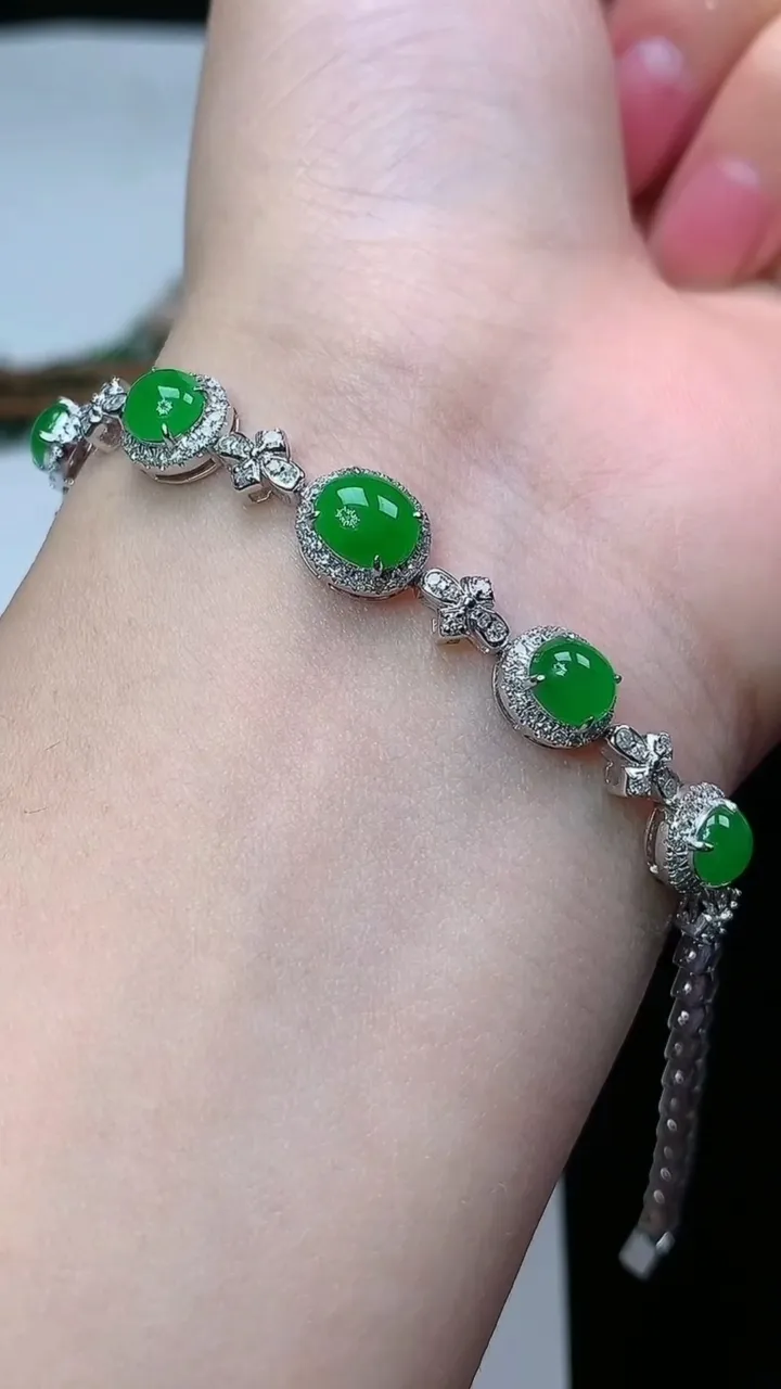 天然A货翡翠蛋面手链，尺寸6.6-5.8，重量:7.95g
2月2日