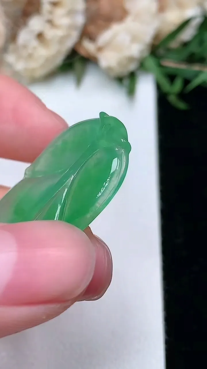 天然A货翡翠金枝玉叶 叶子吊坠，尺寸35-19.4-2.6，重量:3.49g
2月2日