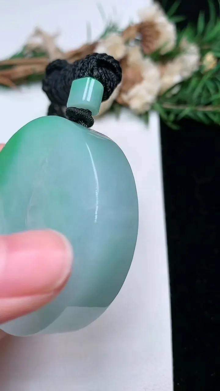 天然A货翡翠佛头吊坠，尺寸48.2-44.3-12.9，重量:75.74g
2月2日